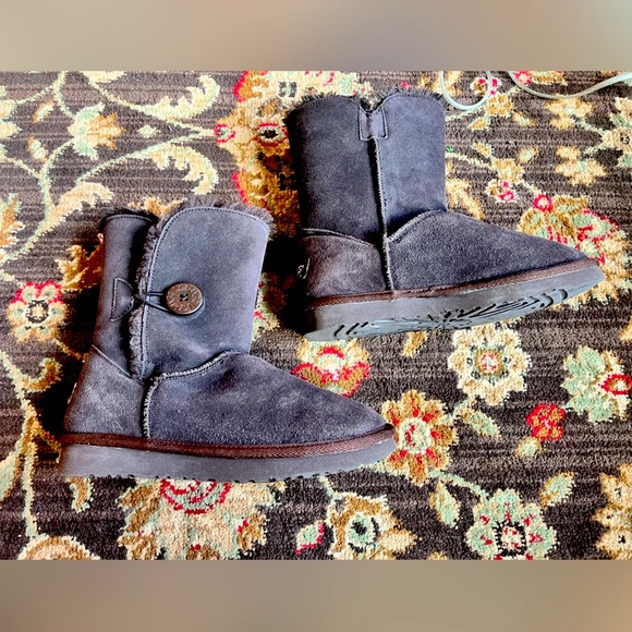 UGG Classic Bailey Boots With Buttons • Dark Brown Leather • Sheepskin • sz W6 - Picture 4 of 16